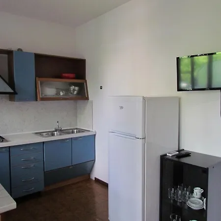 Lovely Flat With Pool Access דירה *