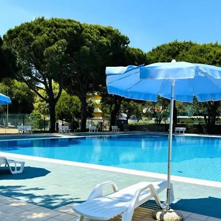 Lovely Flat With Pool Access דירה